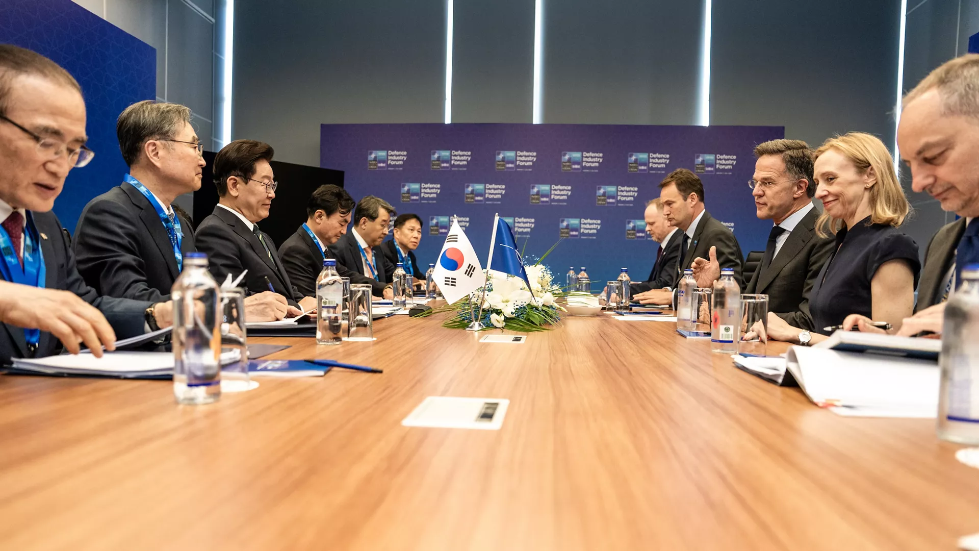 国际代表团在长桌两侧举行工作会议