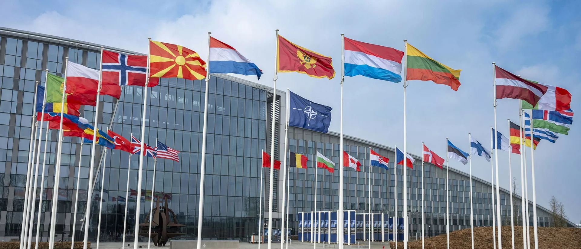 国际合作园区外飘扬的多国旗帜